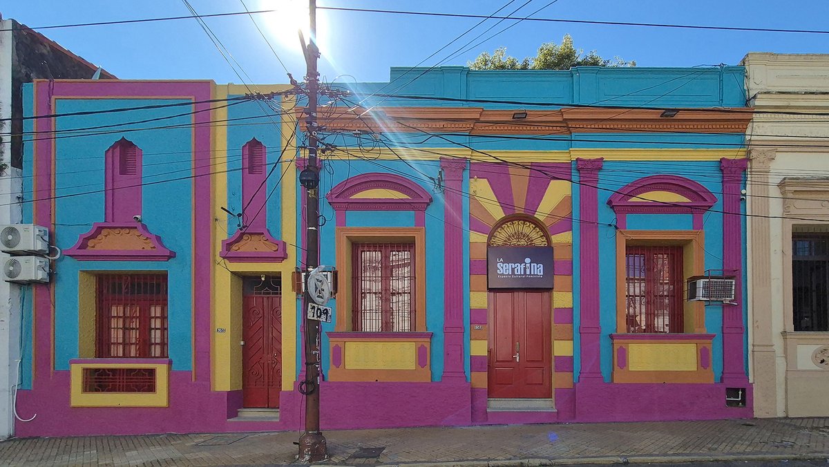 Arquitectospy's tweet photo. CUANDO EL COLOR DE UNA FACHADA OCULTA EL VERDADERO PROBLEMA DE ASUNCIÓN

Durante la última semana, se generó un debate sobre una intervención cromática de una vivienda del Centro Histórico de Asunción. Para algunos, la fachada representa una apropiación contemporánea legítima de un edificio vivo; para otros, constituye una alteración de la lectura histórica del patrimonio arquitectónico. Ambas posiciones contienen una parte de verdad, sin embargo, el debate ha tendido a concentrarse en la apariencia de una fachada y no en el problema de fondo, como la ausencia de una política urbana y patrimonial capaz de ordenar, fiscalizar y proyectar el crecimiento y transformación de Asunción con criterios técnicos y sostenidos en el tiempo.

La polémica revela una tensión mal planteada, por un lado, existe el derecho de una comunidad a resignificar un edificio vivo y a expresar, mediante él, una identidad contemporánea. Por otro, existe la obligación de preservar la memoria material, urbana y simbólica de un bien que forma parte del patrimonio colectivo. El error aparece cuando el debate se formula como una elección excluyente entre autenticidad y uso, como si ambas dimensiones fueran incompatibles. En realidad, la conservación patrimonial exige equilibrar las dos, como la permanencia de los valores históricos y la continuidad social del edificio en la ciudad.

Como bien citan sus defensoras, el documento de Nara amplió el concepto de autenticidad más allá de la mera materialidad, incorporando valores culturales, usos, tradiciones, espíritu y sentimiento del lugar. Pero esa ampliación no vuelve irrelevante la arquitectura ni la ciudad construida; al contrario, obliga a comprender que el patrimonio no es solo una fachada ni una imagen aislada, sino un sistema de relaciones entre forma, uso, memoria y contexto urbano. En ese sentido, reducir el patrimonio al color de una pared es tan problemático como reducirlo únicamente a la nostalgia por su estado original.

El problema no es que existan ambas miradas, el problema es que una discusión de ese tipo termine ocultando lo importante: ¿quién decide sobre la ciudad, con qué criterios y para qué futuro?

#patrimonio #arquitectura #asunción 

Artículo completo aquí:
https://t.co/c87zVvOlSB
#patrimonio #arquitectura #asunción

Análisis completo aquí.
https://t.co/c87zVvOlSB