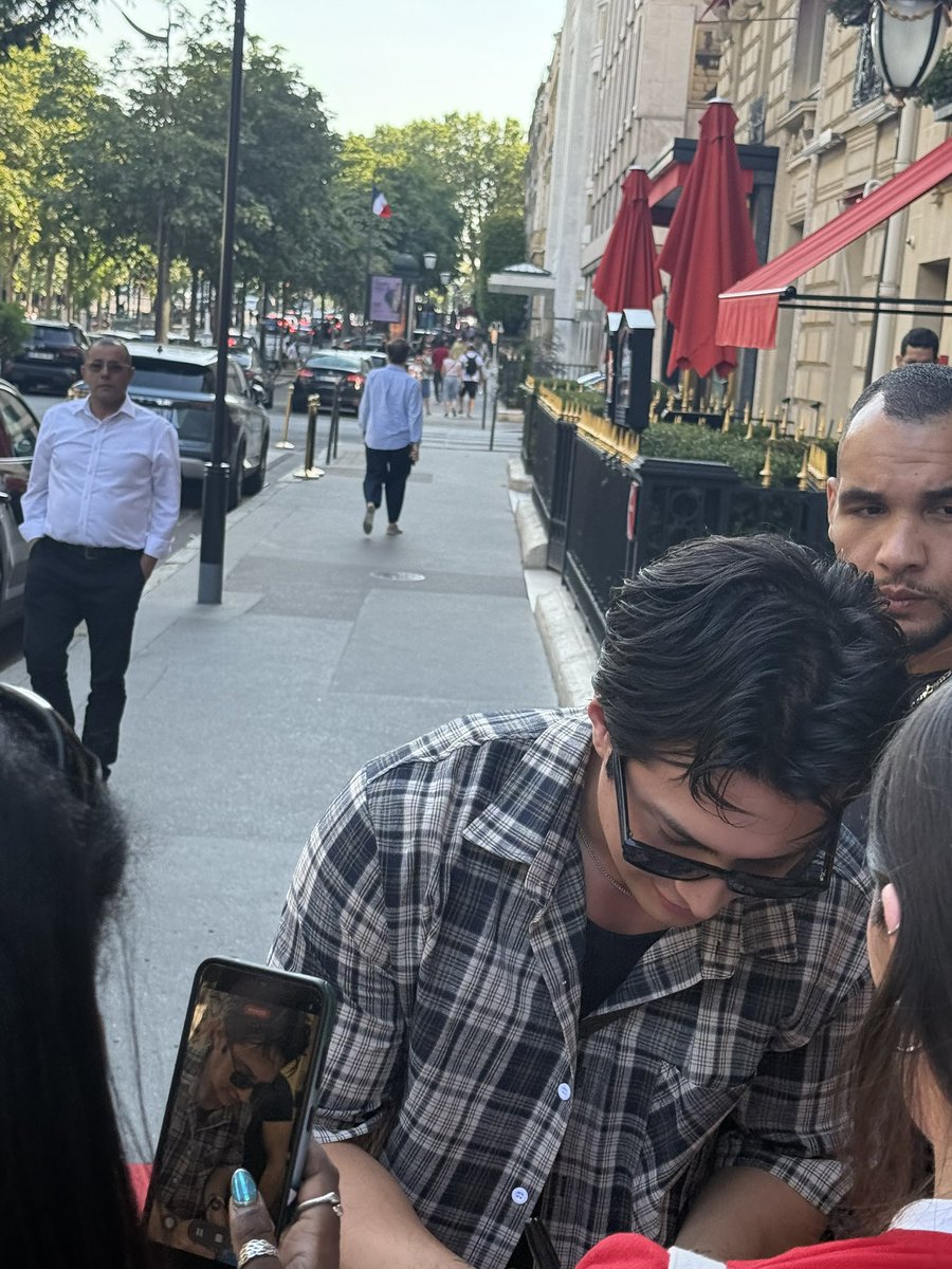 ilyashanebug's tweet photo. WDYM I SAW HIM WITH MY OWN EYES YALL IDK HOW BUT ITS TRUE HE’S EVEN PRETTIER IRL https://t.co/zbIuA1bjRv