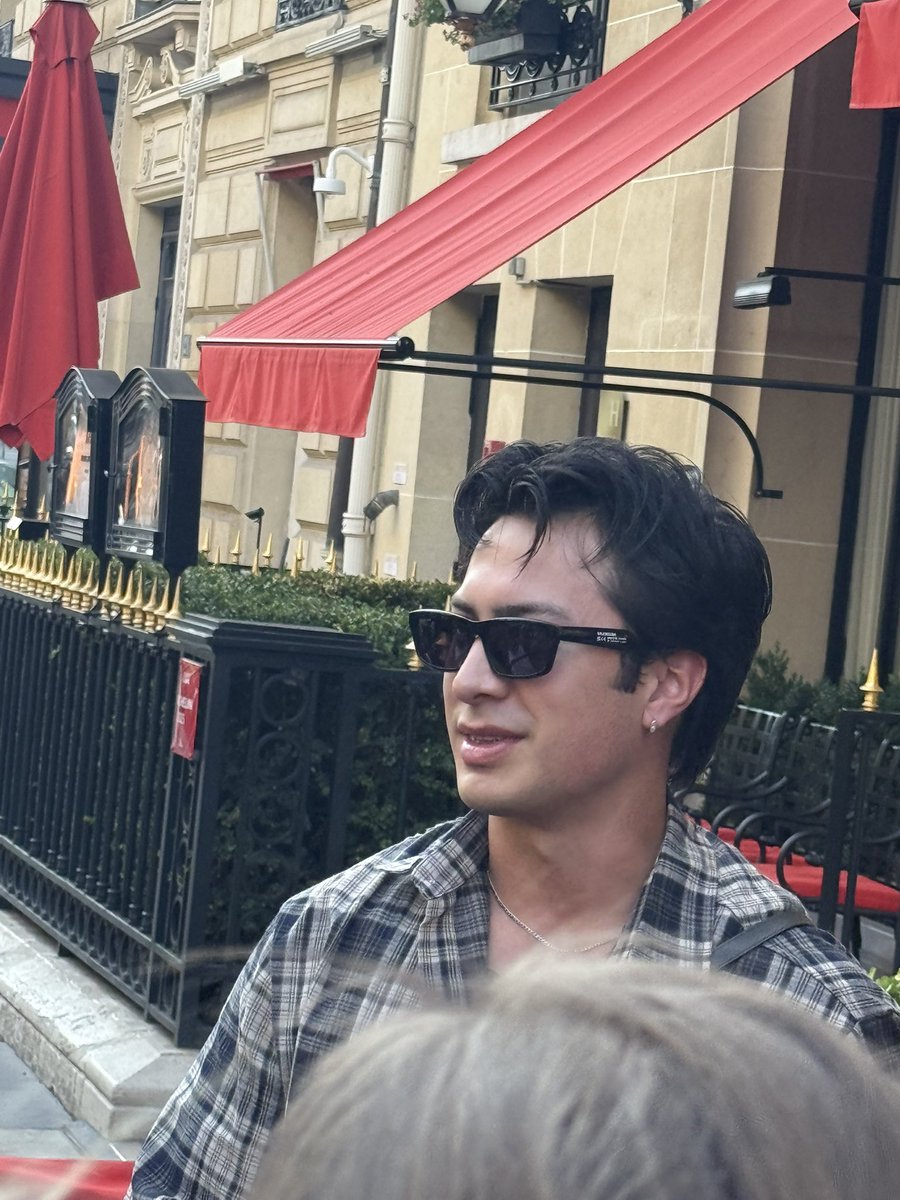 ilyashanebug's tweet photo. WDYM I SAW HIM WITH MY OWN EYES YALL IDK HOW BUT ITS TRUE HE’S EVEN PRETTIER IRL https://t.co/zbIuA1bjRv