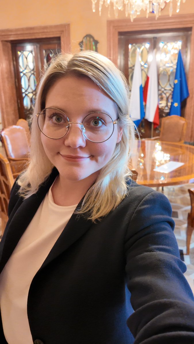 owca_aleksandra's tweet photo. Trwa dziewiąta godzina Rady Miasta Krakowa! 

Za nami już pierwsze głosowanie i niestety nie mam dobrych wiadomości. Komisja Ochrony Środowiska przygotowała projekt, który miał określić kierunek na odejście od wykorzystywania koni do ciągnięcia dorożek w Krakowie. Po wielogodzinnej dyskusji większość radnych ten bardzo dobry pomysł odrzuciła. 

Teraz kończymy właśnie dyskusję o dzikach. Na wniosek PiS-u z Michałem Drewnickim na czele rozważamy projekt uchwały kierunkowej, która pod pretekstem rozwiązywania sprawy dzików w Krakowie zmierza de facto do zwiększenia odstrzału przez myśliwych na gęsto zabudowanych terenach miasta. Złożyłam w tej sprawie poprawkę, która pozostawia rozwiązania, które mają problemy na styku funkcjonowania ludzi i dzików rozwiązywać, ale równocześnie skupia się na rozwiązaniach nieśmiercionośnych. Zobaczymy jak wyjdzie to głosowanie, ale będę szczera - nie mam dobrych przeczuć. 

Przed nami jeszcze kilkadziesiąt punktów: szkoły, plany zagospodarowania przestrzennego, instytucje kultury, zintegrowane plany inwestycyjne, nazwy rond czy ulic, miejskie nieruchomości. Będę donosić Wam co dalej ciekawego🫡