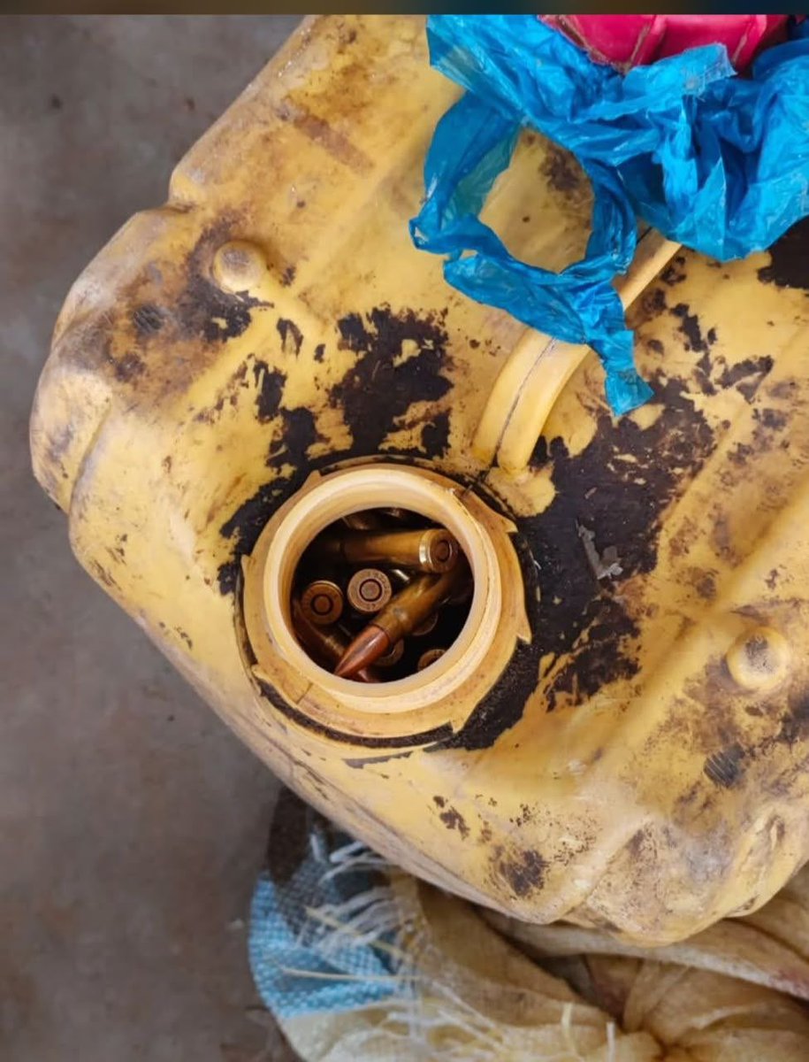 Said_du_Mali's tweet photo. Ah 😌, les groupes terroristes… des munitions dans des bidons. 😳🫵🏻 https://t.co/bKTvMnFphO