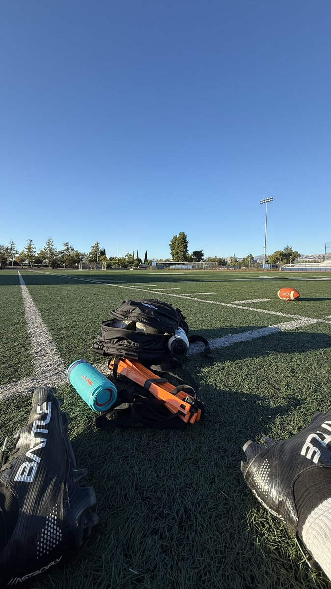 DeionH408's tweet photo. Got some extra work after practice by working on snapping and my footwork with a ladder, always getting better!
#STBUILT https://t.co/desB8xwqUb