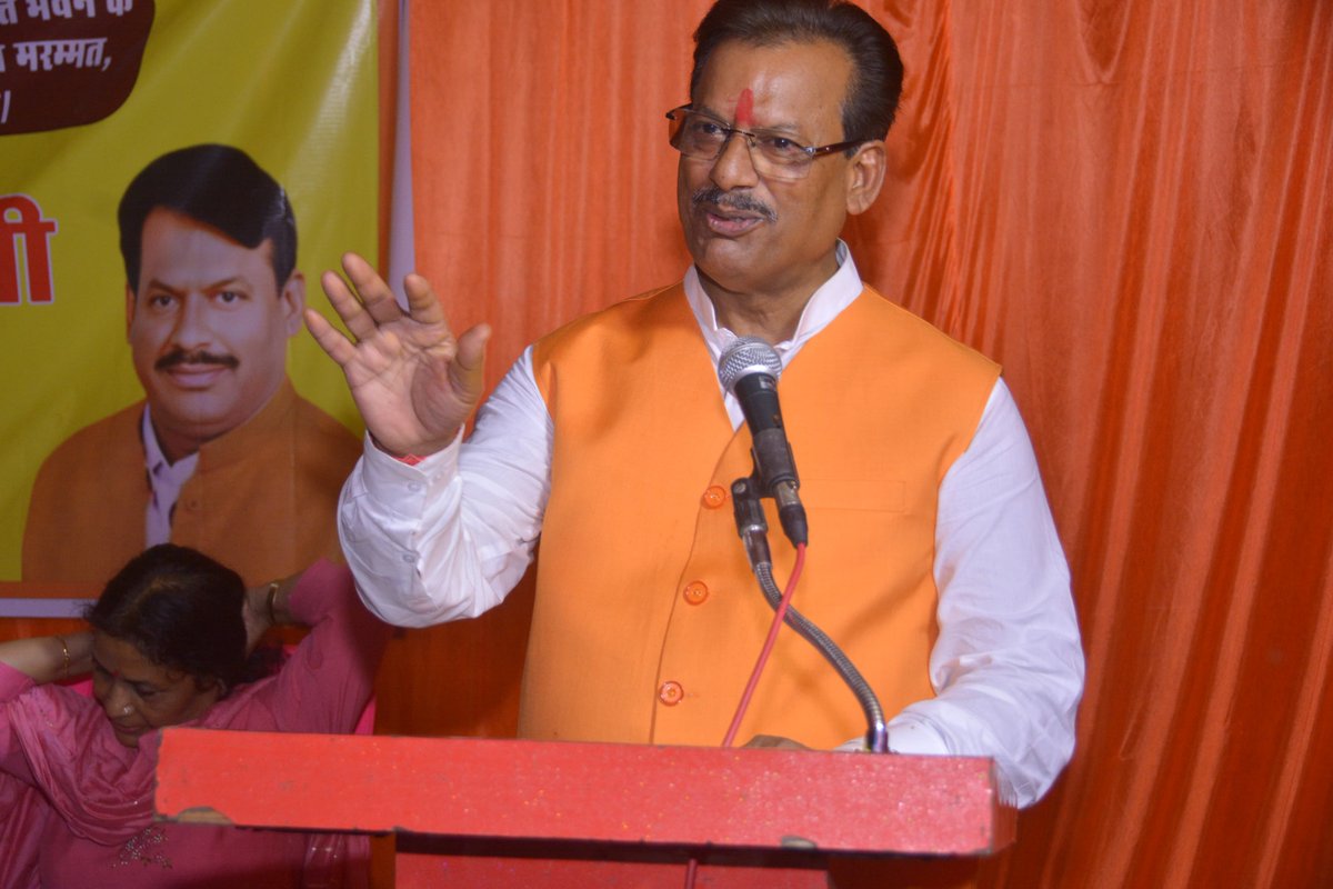 opsrivastavabjp's tweet photo. लखनऊ पूर्वी विधानसभा के मैथिलीशरण गुप्त वार्ड अंतर्गत सी-ब्लॉक, इंदिरा नगर में दत्त भवन के निकट प्रख्यात स्किन स्पेशलिस्ट डॉ. सुरेश तलवार के आवास के सामने स्थित पार्क में बाउंड्री वॉल की मरम्मत, रंगाई-पुताई एवं ओपन जिम स्थापना कार्य का विधिवत शिलान्यास किया।

इस अवसर पर उपस्थित क्षेत्रवासियों को संबोधित करते हुए कहा कि पार्कों का विकास केवल सौंदर्यीकरण का कार्य नहीं, बल्कि स्वस्थ समाज, स्वच्छ पर्यावरण और बेहतर जीवनशैली की दिशा में एक महत्वपूर्ण पहल है। हमारा संकल्प है कि लखनऊ पूर्वी विधानसभा का प्रत्येक पार्क आधुनिक सुविधाओं से सुसज्जित हो तथा प्रत्येक नागरिक को बेहतर सार्वजनिक सुविधाएँ उपलब्ध हों।

इस अवसर पर भारतीय जनता पार्टी, लखनऊ महानगर की उपाध्यक्ष श्रीमती सीता जी, पार्षद श्री अशोक उपाध्याय जी, मंडल महामंत्री श्री संदीप पाठक जी, मंडल मंत्री श्री अनुराग मिश्र जी सहित पार्टी के अन्य पदाधिकारी एवं बड़ी संख्या में क्षेत्रवासी उपस्थित रहे।

साथ ही सभी क्षेत्रवासियों को 10 जुलाई को देश के यशस्वी रक्षा मंत्री एवं लखनऊ के लोकप्रिय सांसद माननीय श्री राजनाथ सिंह जी के जन्मदिवस के अवसर पर इंदिरा नगर कन्वेंशन सेंटर में आयोजित कार्यक्रम में सादर आमंत्रित किया। कार्यक्रम के अंतर्गत सायं 4:00 बजे सुंदरकांड पाठ, सायं 6:00 बजे विधायक निधि से स्वीकृत 75 विकास कार्यों का लोकार्पण तथा कार्यक्रम उपरांत सहभोज का आयोजन किया जाएगा। सभी सम्मानित नागरिकों से सपरिवार उपस्थित होकर कार्यक्रम की शोभा बढ़ाने का आग्रह किया गया।

@bjp4india @bjp4up @narendramodi @myogiadityanath @rajnathsinghbjp @sunilbansalbjp @nitinnabinbjp @idharampalsingh @mppchaudhary #OPSrivastava #लखनऊ #LucknowPurvi #मेरी_पूर्वी_विधानसभा_मेरा_परिवार
