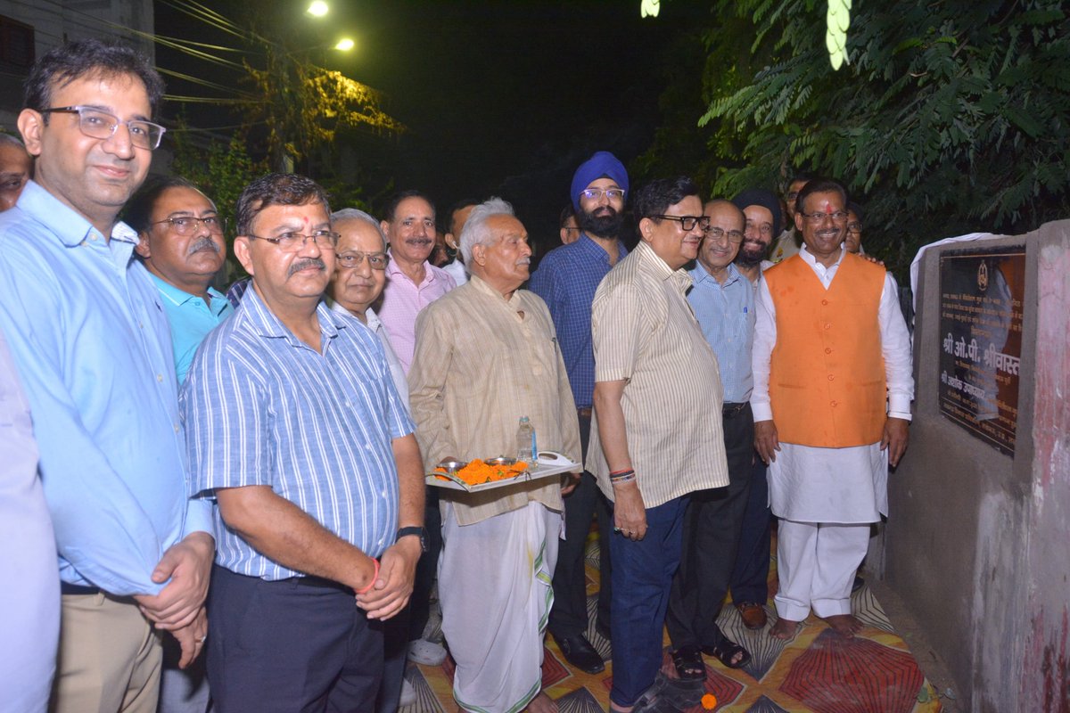 opsrivastavabjp's tweet photo. लखनऊ पूर्वी विधानसभा के मैथिलीशरण गुप्त वार्ड अंतर्गत सी-ब्लॉक, इंदिरा नगर में दत्त भवन के निकट प्रख्यात स्किन स्पेशलिस्ट डॉ. सुरेश तलवार के आवास के सामने स्थित पार्क में बाउंड्री वॉल की मरम्मत, रंगाई-पुताई एवं ओपन जिम स्थापना कार्य का विधिवत शिलान्यास किया।

इस अवसर पर उपस्थित क्षेत्रवासियों को संबोधित करते हुए कहा कि पार्कों का विकास केवल सौंदर्यीकरण का कार्य नहीं, बल्कि स्वस्थ समाज, स्वच्छ पर्यावरण और बेहतर जीवनशैली की दिशा में एक महत्वपूर्ण पहल है। हमारा संकल्प है कि लखनऊ पूर्वी विधानसभा का प्रत्येक पार्क आधुनिक सुविधाओं से सुसज्जित हो तथा प्रत्येक नागरिक को बेहतर सार्वजनिक सुविधाएँ उपलब्ध हों।

इस अवसर पर भारतीय जनता पार्टी, लखनऊ महानगर की उपाध्यक्ष श्रीमती सीता जी, पार्षद श्री अशोक उपाध्याय जी, मंडल महामंत्री श्री संदीप पाठक जी, मंडल मंत्री श्री अनुराग मिश्र जी सहित पार्टी के अन्य पदाधिकारी एवं बड़ी संख्या में क्षेत्रवासी उपस्थित रहे।

साथ ही सभी क्षेत्रवासियों को 10 जुलाई को देश के यशस्वी रक्षा मंत्री एवं लखनऊ के लोकप्रिय सांसद माननीय श्री राजनाथ सिंह जी के जन्मदिवस के अवसर पर इंदिरा नगर कन्वेंशन सेंटर में आयोजित कार्यक्रम में सादर आमंत्रित किया। कार्यक्रम के अंतर्गत सायं 4:00 बजे सुंदरकांड पाठ, सायं 6:00 बजे विधायक निधि से स्वीकृत 75 विकास कार्यों का लोकार्पण तथा कार्यक्रम उपरांत सहभोज का आयोजन किया जाएगा। सभी सम्मानित नागरिकों से सपरिवार उपस्थित होकर कार्यक्रम की शोभा बढ़ाने का आग्रह किया गया।

@bjp4india @bjp4up @narendramodi @myogiadityanath @rajnathsinghbjp @sunilbansalbjp @nitinnabinbjp @idharampalsingh @mppchaudhary #OPSrivastava #लखनऊ #LucknowPurvi #मेरी_पूर्वी_विधानसभा_मेरा_परिवार
