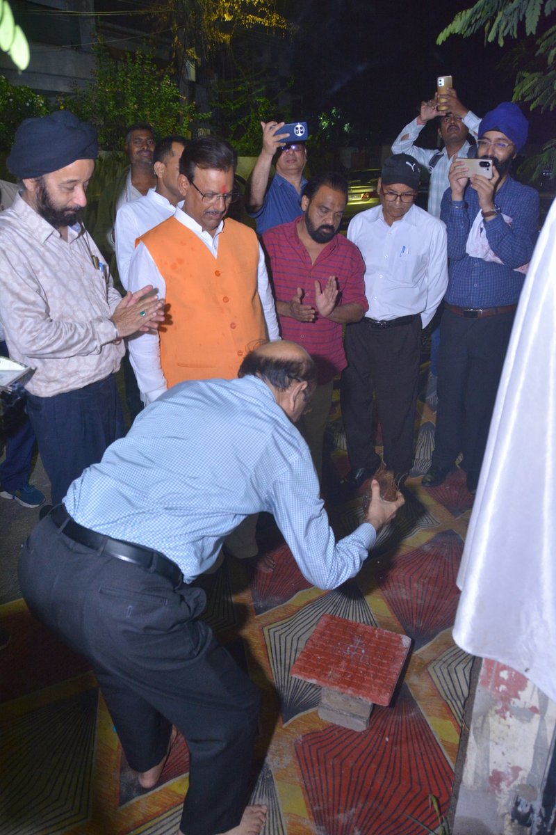 opsrivastavabjp's tweet photo. लखनऊ पूर्वी विधानसभा के मैथिलीशरण गुप्त वार्ड अंतर्गत सी-ब्लॉक, इंदिरा नगर में दत्त भवन के निकट प्रख्यात स्किन स्पेशलिस्ट डॉ. सुरेश तलवार के आवास के सामने स्थित पार्क में बाउंड्री वॉल की मरम्मत, रंगाई-पुताई एवं ओपन जिम स्थापना कार्य का विधिवत शिलान्यास किया।

इस अवसर पर उपस्थित क्षेत्रवासियों को संबोधित करते हुए कहा कि पार्कों का विकास केवल सौंदर्यीकरण का कार्य नहीं, बल्कि स्वस्थ समाज, स्वच्छ पर्यावरण और बेहतर जीवनशैली की दिशा में एक महत्वपूर्ण पहल है। हमारा संकल्प है कि लखनऊ पूर्वी विधानसभा का प्रत्येक पार्क आधुनिक सुविधाओं से सुसज्जित हो तथा प्रत्येक नागरिक को बेहतर सार्वजनिक सुविधाएँ उपलब्ध हों।

इस अवसर पर भारतीय जनता पार्टी, लखनऊ महानगर की उपाध्यक्ष श्रीमती सीता जी, पार्षद श्री अशोक उपाध्याय जी, मंडल महामंत्री श्री संदीप पाठक जी, मंडल मंत्री श्री अनुराग मिश्र जी सहित पार्टी के अन्य पदाधिकारी एवं बड़ी संख्या में क्षेत्रवासी उपस्थित रहे।

साथ ही सभी क्षेत्रवासियों को 10 जुलाई को देश के यशस्वी रक्षा मंत्री एवं लखनऊ के लोकप्रिय सांसद माननीय श्री राजनाथ सिंह जी के जन्मदिवस के अवसर पर इंदिरा नगर कन्वेंशन सेंटर में आयोजित कार्यक्रम में सादर आमंत्रित किया। कार्यक्रम के अंतर्गत सायं 4:00 बजे सुंदरकांड पाठ, सायं 6:00 बजे विधायक निधि से स्वीकृत 75 विकास कार्यों का लोकार्पण तथा कार्यक्रम उपरांत सहभोज का आयोजन किया जाएगा। सभी सम्मानित नागरिकों से सपरिवार उपस्थित होकर कार्यक्रम की शोभा बढ़ाने का आग्रह किया गया।

@bjp4india @bjp4up @narendramodi @myogiadityanath @rajnathsinghbjp @sunilbansalbjp @nitinnabinbjp @idharampalsingh @mppchaudhary #OPSrivastava #लखनऊ #LucknowPurvi #मेरी_पूर्वी_विधानसभा_मेरा_परिवार