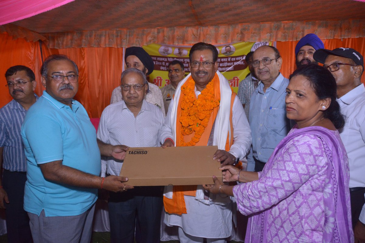 opsrivastavabjp's tweet photo. लखनऊ पूर्वी विधानसभा के मैथिलीशरण गुप्त वार्ड अंतर्गत सी-ब्लॉक, इंदिरा नगर में दत्त भवन के निकट प्रख्यात स्किन स्पेशलिस्ट डॉ. सुरेश तलवार के आवास के सामने स्थित पार्क में बाउंड्री वॉल की मरम्मत, रंगाई-पुताई एवं ओपन जिम स्थापना कार्य का विधिवत शिलान्यास किया।

इस अवसर पर उपस्थित क्षेत्रवासियों को संबोधित करते हुए कहा कि पार्कों का विकास केवल सौंदर्यीकरण का कार्य नहीं, बल्कि स्वस्थ समाज, स्वच्छ पर्यावरण और बेहतर जीवनशैली की दिशा में एक महत्वपूर्ण पहल है। हमारा संकल्प है कि लखनऊ पूर्वी विधानसभा का प्रत्येक पार्क आधुनिक सुविधाओं से सुसज्जित हो तथा प्रत्येक नागरिक को बेहतर सार्वजनिक सुविधाएँ उपलब्ध हों।

इस अवसर पर भारतीय जनता पार्टी, लखनऊ महानगर की उपाध्यक्ष श्रीमती सीता जी, पार्षद श्री अशोक उपाध्याय जी, मंडल महामंत्री श्री संदीप पाठक जी, मंडल मंत्री श्री अनुराग मिश्र जी सहित पार्टी के अन्य पदाधिकारी एवं बड़ी संख्या में क्षेत्रवासी उपस्थित रहे।

साथ ही सभी क्षेत्रवासियों को 10 जुलाई को देश के यशस्वी रक्षा मंत्री एवं लखनऊ के लोकप्रिय सांसद माननीय श्री राजनाथ सिंह जी के जन्मदिवस के अवसर पर इंदिरा नगर कन्वेंशन सेंटर में आयोजित कार्यक्रम में सादर आमंत्रित किया। कार्यक्रम के अंतर्गत सायं 4:00 बजे सुंदरकांड पाठ, सायं 6:00 बजे विधायक निधि से स्वीकृत 75 विकास कार्यों का लोकार्पण तथा कार्यक्रम उपरांत सहभोज का आयोजन किया जाएगा। सभी सम्मानित नागरिकों से सपरिवार उपस्थित होकर कार्यक्रम की शोभा बढ़ाने का आग्रह किया गया।

@bjp4india @bjp4up @narendramodi @myogiadityanath @rajnathsinghbjp @sunilbansalbjp @nitinnabinbjp @idharampalsingh @mppchaudhary #OPSrivastava #लखनऊ #LucknowPurvi #मेरी_पूर्वी_विधानसभा_मेरा_परिवार