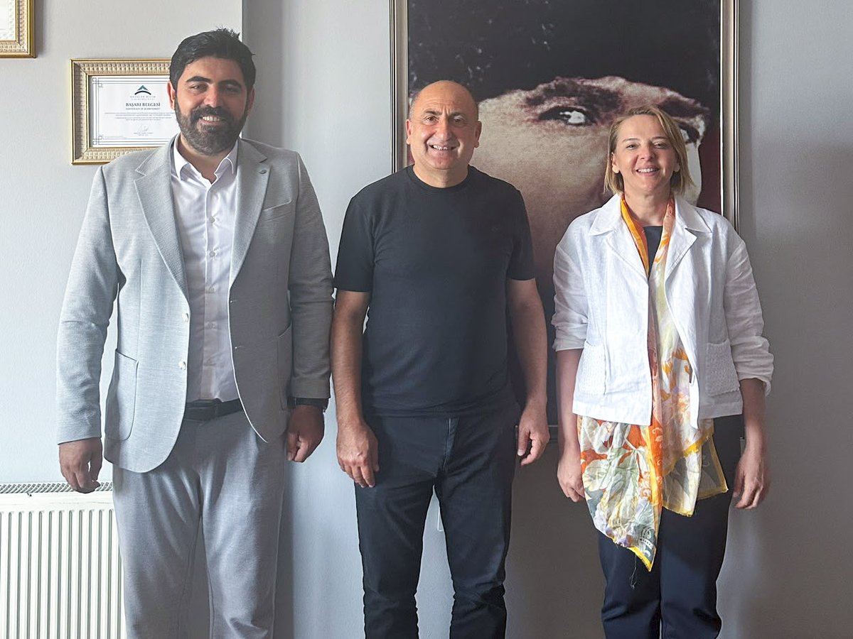 haticeoztr's tweet photo. Ziyaretlerimiz kapsamında; Antalya Şanlıurfalılar Yardımlaşma ve Dayanışma Derneği Başkanı Sayın Mehmet Uymaz ve değerli yönetimine konuk olduk. Şehrimizin dayanışma kültürünü ve toplumsal birliğini güçlendiren çalışmalar üzerine keyifli bir sohbet paylaştık.

Van Federasyonu Başkanı Sayın Yaşar Müncester ile de bir araya gelerek hemşehri derneklerimizin kent hayatındaki rolünü ve ortak akılla hayata geçirebileceğimiz projeleri değerlendirdik.

Şehrimizin üretim gücüne, kültürel zenginliğine ve birlikteliğine katkı sağlayan tüm başkanlarımıza ve yönetimlerine nazik ev sahiplikleri için yürekten teşekkür ederiz.
