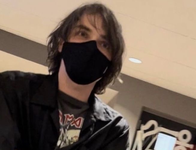 axoloshua's tweet photo. yo necesito que visualicen la idea de gerard como fan obsesionado con frank, siempre está en cada presentación, investiga su agenda y lo sigue por todos lados hasta que frank eventualmente se da cuenta de esto e intenta alejarlo pero gerard busca cmo estar ahí https://t.co/msQvFuuxkC