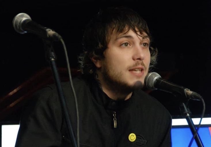 axoloshua's tweet photo. yo necesito que visualicen la idea de gerard como fan obsesionado con frank, siempre está en cada presentación, investiga su agenda y lo sigue por todos lados hasta que frank eventualmente se da cuenta de esto e intenta alejarlo pero gerard busca cmo estar ahí https://t.co/msQvFuuxkC