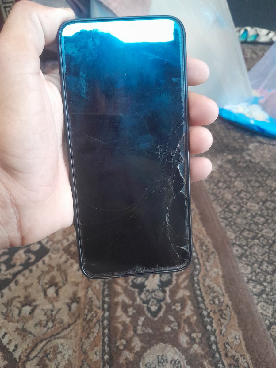 Ibrahim35449991's tweet photo. For those who don't know, this phone is broken and it's my family's hope. Please help me get it fixed. Please try to save my family. Please don't ignore this. If you can't fix it, please share this and talk to your friends so we can get it repaired.https://t.co/suKcQrIt8s https://t.co/bz8XAA83Un