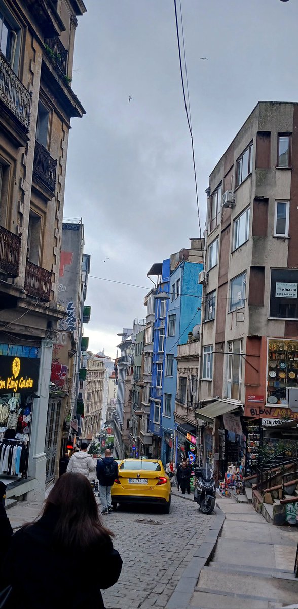 Merve_0705's tweet photo. "Daracık sokakların gölgesi serin olur. Tıpkı dünyanın darlığına sabreden müminin kalbindeki huzur gibi." https://t.co/Mkp8WyZOSG