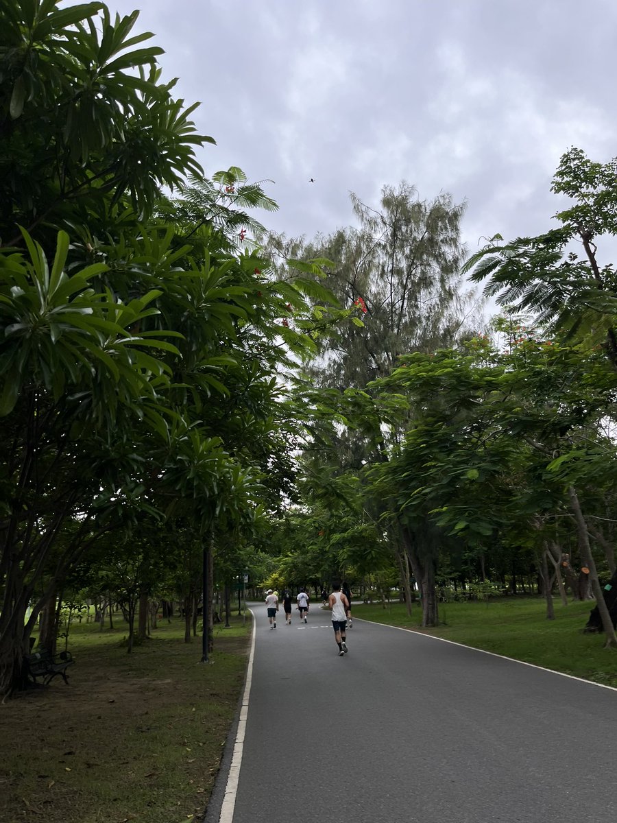Tnsu048's tweet photo. วิ่งสวนรถไฟโคตรมู้ดดี https://t.co/VaRWzr1i8r