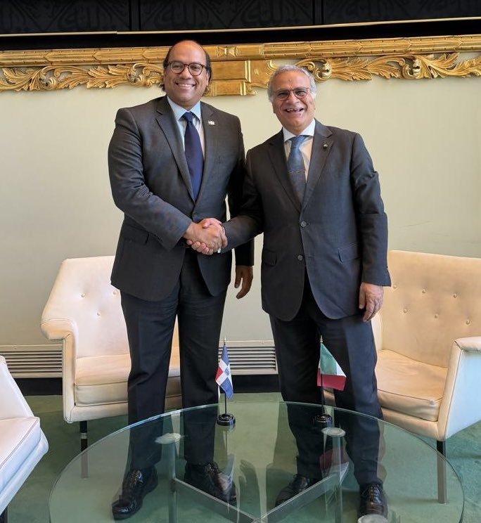 RDenONU's tweet photo. El embajador Wellington Bencosme, representante permanente de República Dominicana 🇩🇴 ante las Naciones Unidas, sostuvo una reunión de trabajo con el embajador Giorgio Marrapodi, representante permanente de Italia 🇮🇹 ante las Naciones Unidas.

Durante el encuentro, ambos diplomáticos intercambiaron opiniones sobre temas de interés común de la agenda multilateral y reafirmaron el compromiso de República Dominicana e Italia con el fortalecimiento del multilateralismo, la cooperación internacional y la coordinación en el marco de las Naciones Unidas, en favor de la paz, el desarrollo sostenible y el respeto al derecho internacional.
