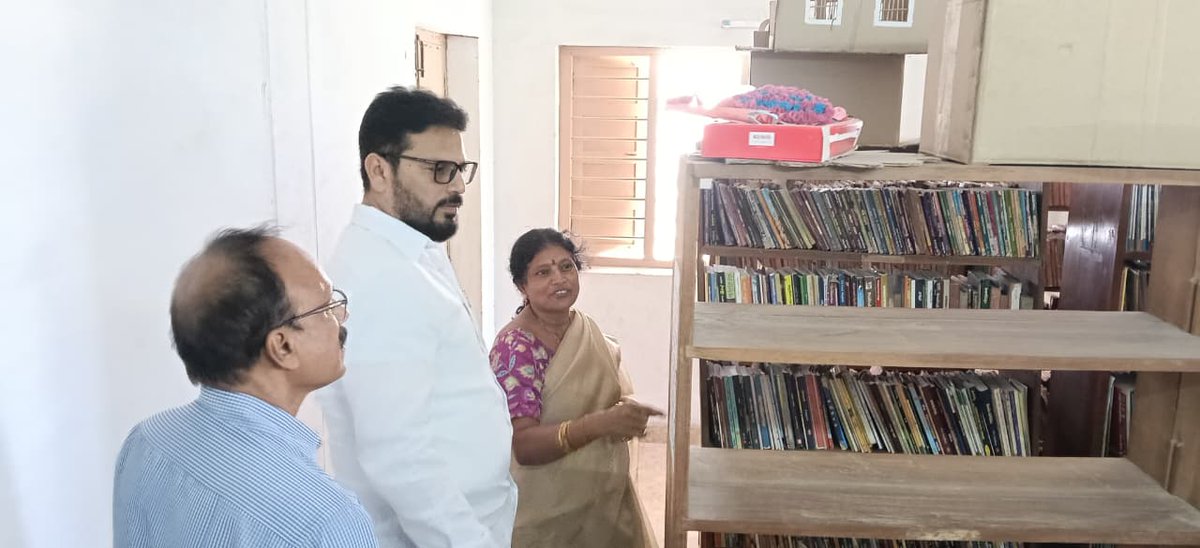 MSBaigVIJ's tweet photo. గ్రంథాలయాల ఆధునీకరణ దిశగా మరో కీలక అడుగు!
మంత్రి శ్రీ @naralokesh గారి ఆలోచనల మేరకు రాష్ట్రంలోని గ్రంథాలయాలను డిజిటలైజ్ చేసేందుకు అధునాతన సాఫ్ట్వేర్ అభివృద్ధి శరవేగంగా జరుగుతోంది. ఇందులో భాగంగా మొవ్వ గ్రేడ్-3 గ్రంథాలయాన్ని ఉన్నతాధికారులు సందర్శించి పరిశీలించారు.
#MSBAIG https://t.co/7nzXlDLA66