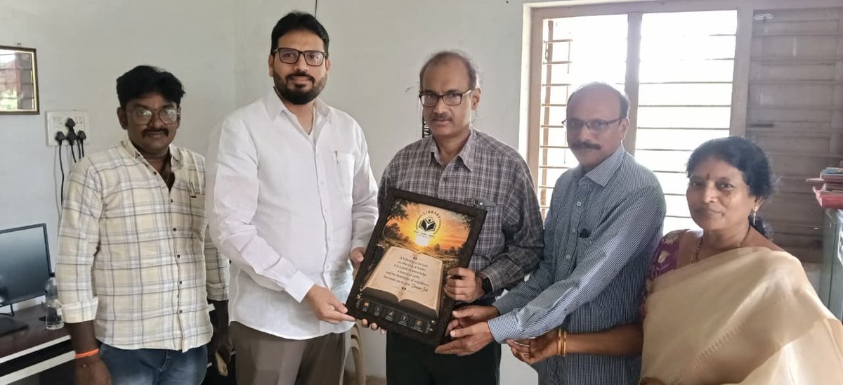 MSBaigVIJ's tweet photo. గ్రంథాలయాల ఆధునీకరణ దిశగా మరో కీలక అడుగు!
మంత్రి శ్రీ @naralokesh గారి ఆలోచనల మేరకు రాష్ట్రంలోని గ్రంథాలయాలను డిజిటలైజ్ చేసేందుకు అధునాతన సాఫ్ట్వేర్ అభివృద్ధి శరవేగంగా జరుగుతోంది. ఇందులో భాగంగా మొవ్వ గ్రేడ్-3 గ్రంథాలయాన్ని ఉన్నతాధికారులు సందర్శించి పరిశీలించారు.
#MSBAIG https://t.co/7nzXlDLA66