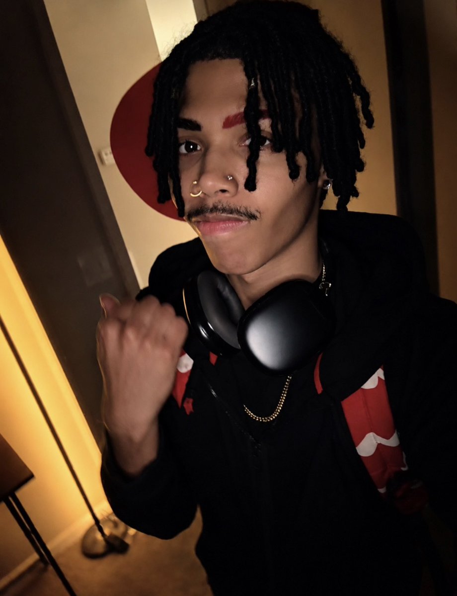 dremorphine's tweet photo. spanish boy tryna get my pesos🤑🇵🇷 https://t.co/2Sm6QPAvIh