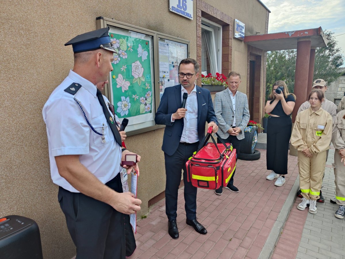 Agnieszka_Opole's tweet photo. BEZCZELNY SZABER HORAŁY
Krok 1: Państwowe Porty Lotnicze kupują torby medyczne.  Oficjalny cel: Pomoc humanitarna dla Ukrainy.
Krok 2: Na front nie trafia nic. Asystent Horały pakuje sprzęt do bagażnika.
Krok 3: W kampanii 2023 r. Horała rozdaje te dary jednostkom OSP.
Kupował głosy za sprzęt przeznaczony do ratowania życia.
NAGŁA AMNEZJA
Przyparty do muru Marcin Horała twierdzi dziś, że... „nie pamięta”, skąd miał te torby.