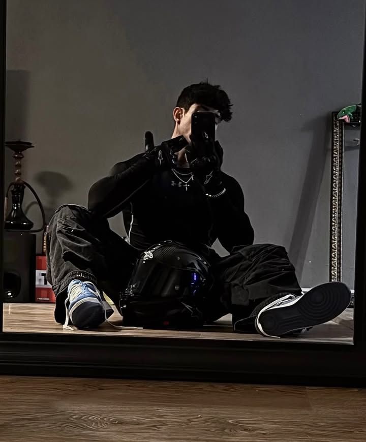 TattedMachinist's tweet photo. 📲— " Are you redecorating? Its very barren in here.. though the floor is kinda comfortable.. wanna yk...?👀👀" 

Random messages from a psychotic werewolf. https://t.co/Xe5LRSbZWj