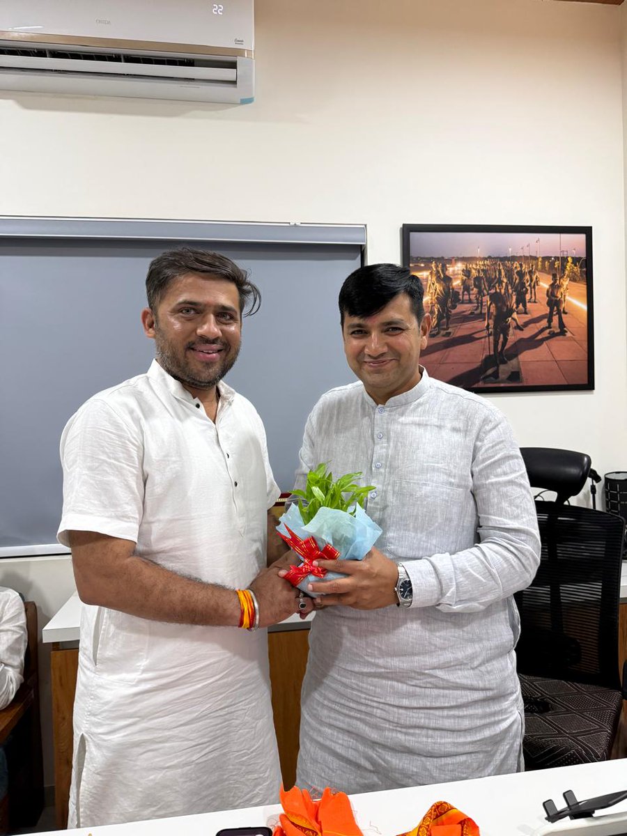 pauravhpatel's tweet photo. યુવા મોરચામાં સાથે કામ કર્યું છે એવા મોટાભાઈ ગુજરાત સરકાર ના વન અને પર્યાવરણ વિભાગના માન. રાજ્યકક્ષાના મંત્રી શ્રી @pravinmalibjp જી ને જન્મદિવસ ની ખૂબ ખૂબ શુભકામનાઓ 💐 

ઈશ્વર આપને ઉત્તમ સ્વાસ્થ્ય અને દીર્ઘાયુષ્ય અર્પે એવી પ્રાર્થના 🙏 https://t.co/FWmXP19wpw