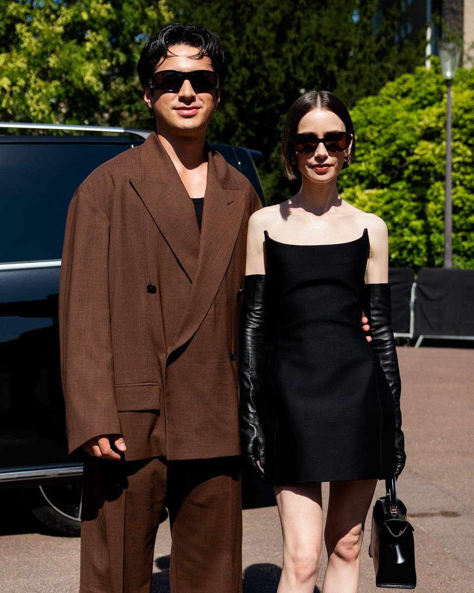 hudsonwupdates's tweet photo. Hudson Williams and Lily Collins at Balenciaga Couture today🤎

#HudsonxBalenciaga
(via gq_germany) https://t.co/N4UtO5A8dk