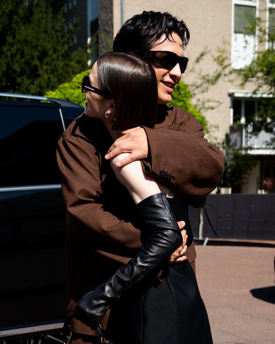 hudsonwupdates's tweet photo. Hudson Williams and Lily Collins at Balenciaga Couture today🤎

#HudsonxBalenciaga
(via gq_germany) https://t.co/N4UtO5A8dk