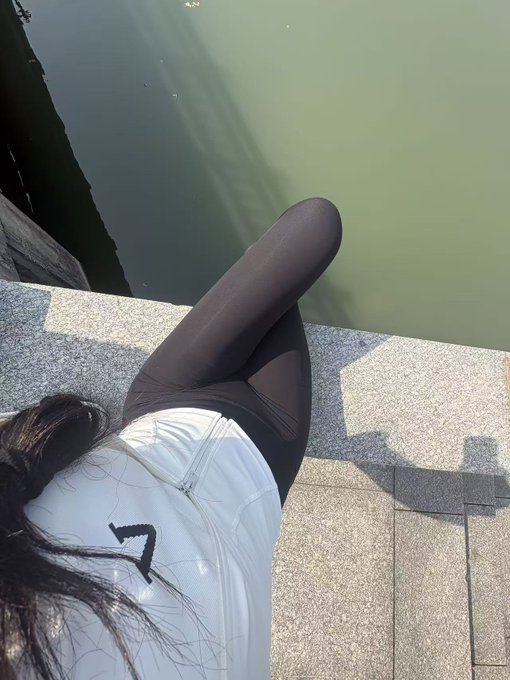anisalka's tweet photo. 还没睡觉的反差婊，在白天装高高在上的女神，清纯可爱的乖乖女。晚上了偷偷的刷色情的东西。 https://t.co/eHOxyvPtZt