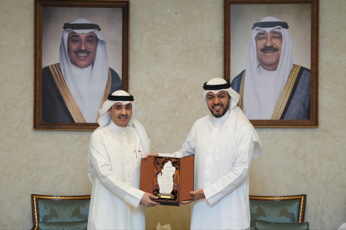 KuwaitEmbassyQA's tweet photo. أقام سعادة/ أحمد عبدالرحمن الشريم، سفير دولة #الكويت لدى دولة #قطر الشقيقة، حفل تكريم لعدد من أعضاء البعثة بمناسبة انتهاء فترة عملهم، كما رحّب بالزملاء الجدد المنضمّين للبعثة.
🇰🇼🇶🇦 https://t.co/7Lr99v3bYR