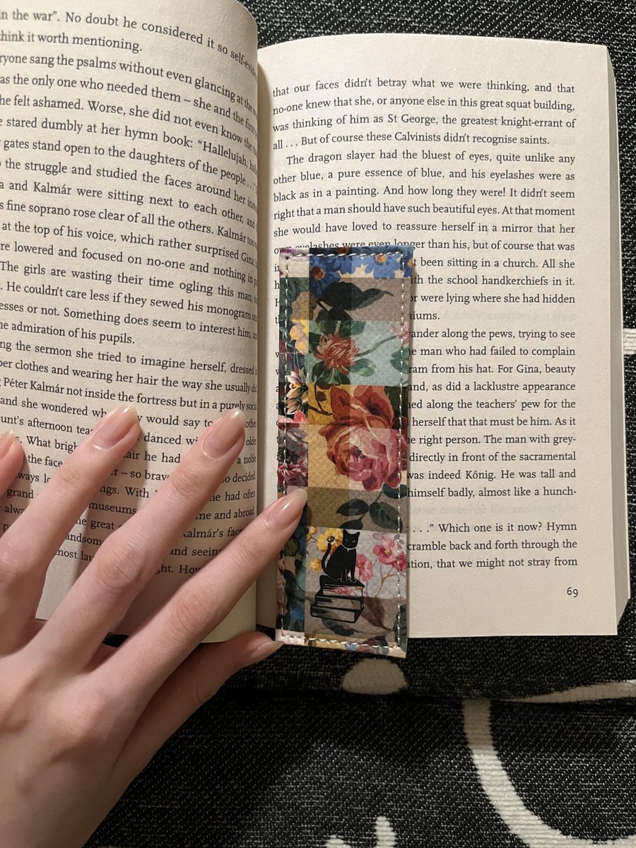 W_Exceptionally's tweet photo. Hiding in the world of words, even time slows down. The new cat bookmark I bought matches today's story perfectly. https://t.co/VGkDRXfqtA