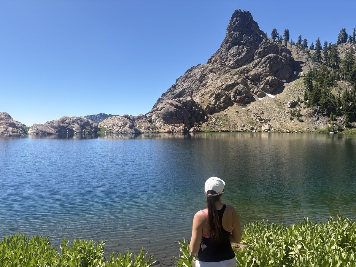 elleweaver20's tweet photo. Backpacked the Trinity Alps over the 4th. The duplicity of my life to go from working for a tech startup to being in the mountains for hours. https://t.co/xV82UpHNMb