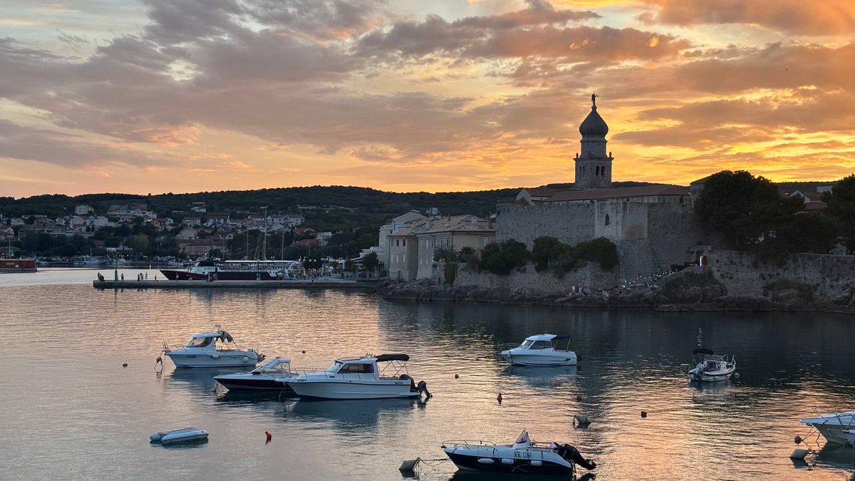 AlanNotion's tweet photo. Sunset, quiet harbor, next week’s content pipeline open.

This is where AI agents make sense:

not replacing the human.
removing the drag around the human.

Ideas, research, drafts, scheduling, checks.

More leverage.
Still my taste.
Still my voice. https://t.co/sQl2oGYh0J