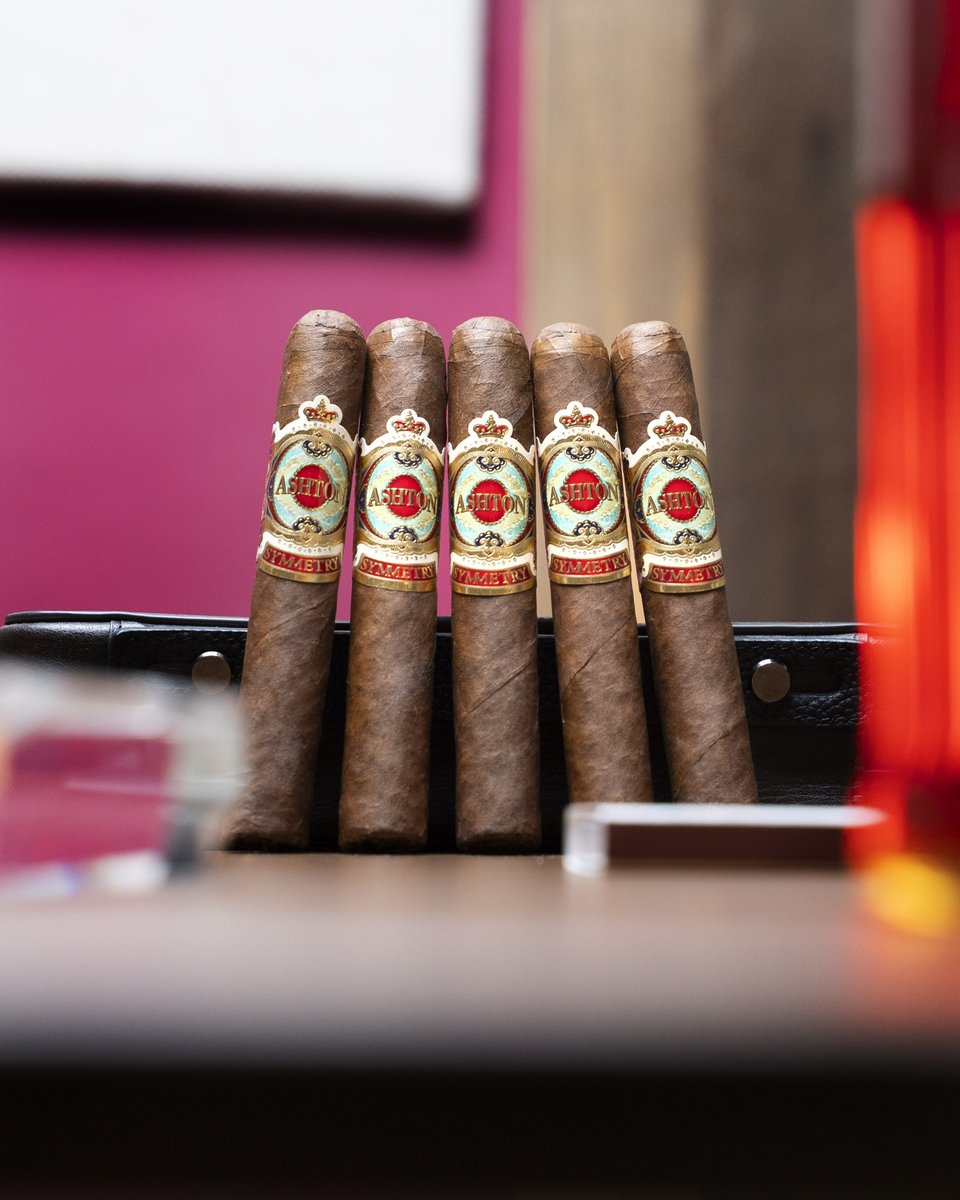 Ashtoncigar's tweet photo. Floral and earthy nuances mingle with hints of fruit and an overall balance between sweet and spicy. 😍 https://t.co/2Dvq3A9UAv