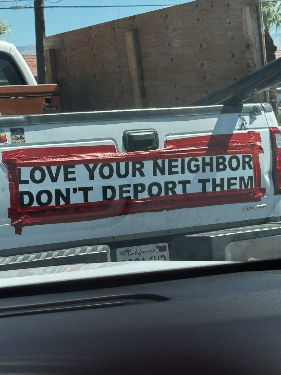 PromoHomoTV's tweet photo. Love Your Neighbor. Don’t Deport Them. And all the people cheered. https://t.co/3JQpWWAhuK