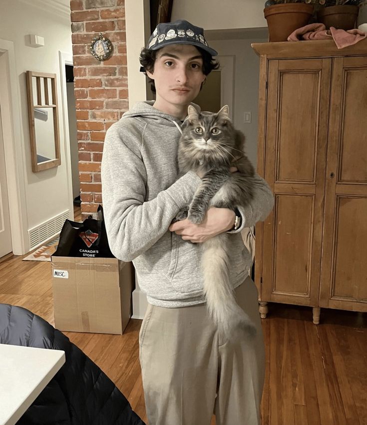 finnwhats's tweet photo. finn wolfhard in a hat with a cat 🐱 https://t.co/grB56CKrjI