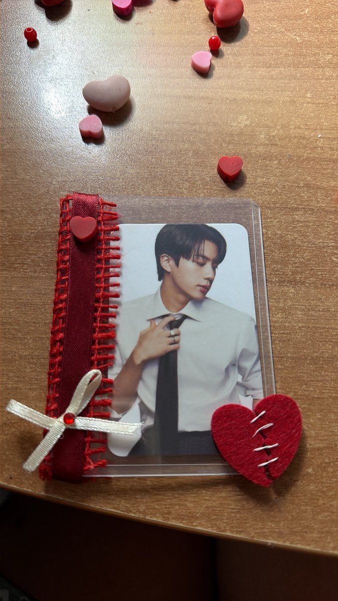 b4ghera's tweet photo. perché studiare per l’esame se prima dell’esame c’è il concerto e quindi puoi passare il pomeriggio a decorare dei porta photocard + si ho davvero tagliato e cucito quel cuoricino per fare questo effetto https://t.co/crEzA5WQ1h
