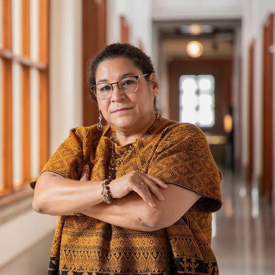 GuacamayanLeaks's tweet photo. Norma Piña, expresidenta de la @SCJN, operaba con solo 6 asesores en su oficina de Presidencia, la ministra del privilegio y el despilfarro.

Lenia Batres, la ministra que se presenta como “austera” y “del pueblo”, tiene actualmente 94 personas en su equipo de ponencia, todo con cargo al presupuesto de la Suprema Corte.

¿Coherencia o doble discurso?

¿Estamos locos o qué le está pasando a México?