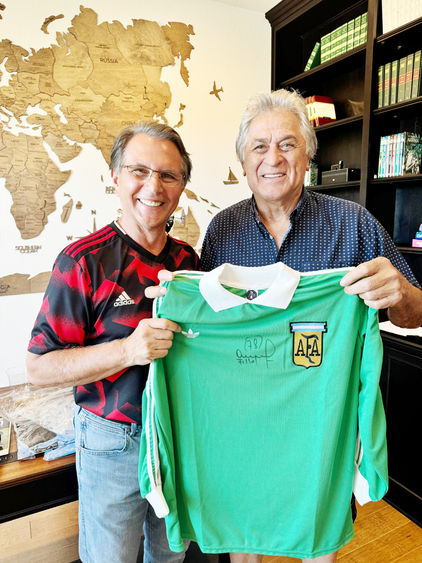 gustavocardone's tweet photo. Dos protagonistas de “LAS REDES MILLONARIAS” (@abarcaredic) en reciente encuentro en EE.UU. en el marco del Mundial: el Dr. Henry Punzi y @ubaldofillol, a quien admira desde 1975 cuando atajaba en la Sexta División de River.
El libro de los arqueros, desde Isola a Beltrán: $ 45. https://t.co/9v5egx8do8