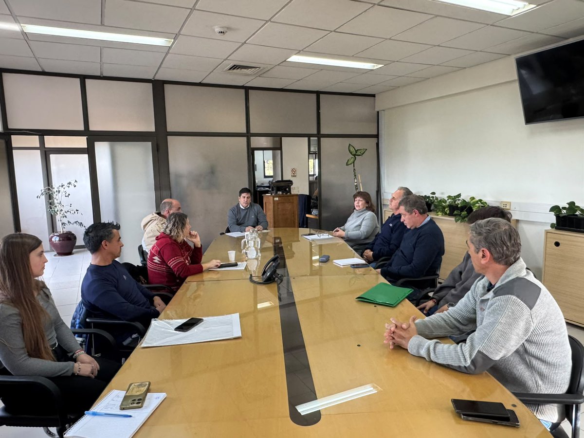 PRENSAOSSE's tweet photo. 🛡️ Junto con autoridades de EMVIAL, recibimos a vecinos de Félix U. Camet con quienes analizamos  futuras acciones en zona de la EDAR y en el barrio.

✅ Además, repasamos las diferentes tareas de mantenimiento ya concretadas en la zona. https://t.co/fpAliPxItv