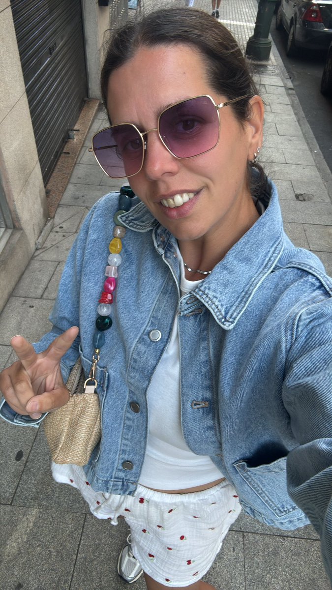 Isabel17_89's tweet photo. Que gusto da estar en Vigo, y con rebeca vaquera en pleno julio. 
Con el calor que hace en Mallorca. https://t.co/4ycktXuFtb