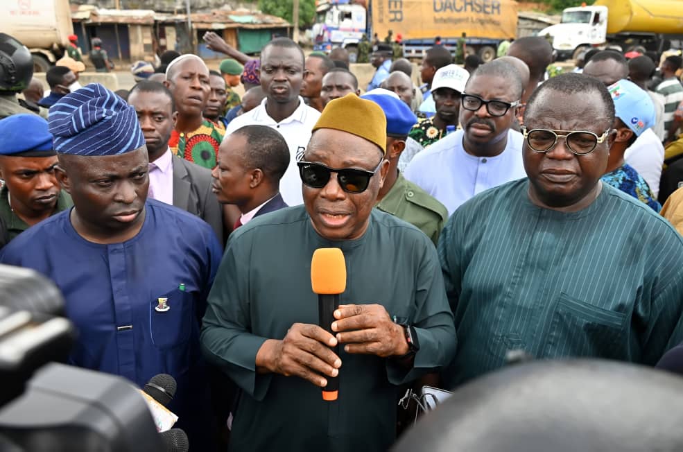 oyostategovt's tweet photo. The Deputy Governor, His Excellency Barrister Abdulraheem Adebayo Lawal visited Ojoo in Akinyele LGA for an on-the-spot assessment of the unrest that occurred earlier today.

His Excellency condemned the violence and promised that the government will investigate the cause of the violence that broke out in the area. He warned that anyone or group found culpable will face the full wrath of the law.

The Deputy Governor commended the security agencies deployed to the area for bringing the situation under control and called on the youths and residents of the area to embrace peace.