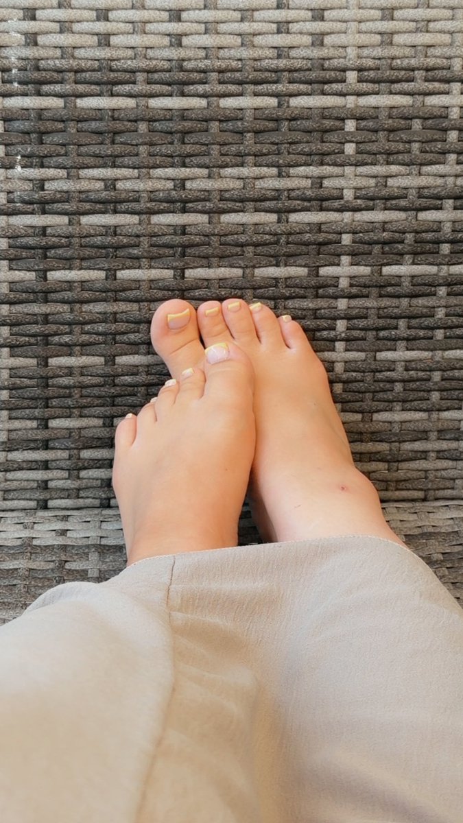 HighEndGoddessT's tweet photo. Ich leg die Füße hoch und DU Zahlpussy darfst mir den Abend versüßen🥰😂  versteht sich von selbst oder? ANTRETEN! https://t.co/Tm9q3XsEaV