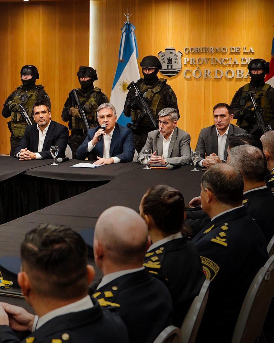 MartinLlaryora's tweet photo. MÁS HERRAMIENTAS PARA ENFRENTAR AL NARCOTRÁFICO

Presentamos la Ley Antibúnker y Antiaguantadero, una iniciativa que este miércoles será tratada por la @LegislaturaCBA y que incorpora nuevos instrumentos para intervenir e incluso demoler inmuebles utilizados para la venta de drogas, como búnkeres, aguantaderos o guaridas del narcotráfico, así como edificios abandonados que faciliten la comisión de delitos y pongan en riesgo la convivencia de los vecinos.

En #Córdoba damos la pelea contra el narcotráfico con decisión política, inversión, tecnología y una estrategia integral. Esta ley representa un nuevo paso para seguir debilitando a las organizaciones criminales, llevar tranquilidad a los cordobeses y poner bajo las rejas a los delincuentes.

El delito cambia y el Estado no puede quedarse atrás. Tenemos la obligación de innovar, actuar con rapidez y dotar a la Justicia de herramientas eficaces para impedir que estos inmuebles continúen siendo utilizados para delinquir.

El proyecto establece un régimen administrativo y judicial específico que permitirá intervenir de manera temprana, con pleno respeto por el debido proceso y las competencias de la Justicia, fortaleciendo las acciones contra el narcotráfico y seguir mejorando la #seguridad de los cordobeses.

#HacerParaCrecer