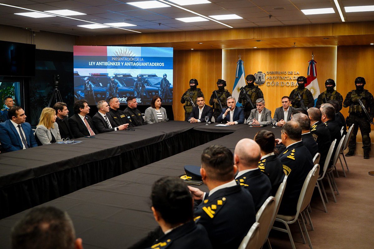 MartinLlaryora's tweet photo. MÁS HERRAMIENTAS PARA ENFRENTAR AL NARCOTRÁFICO

Presentamos la Ley Antibúnker y Antiaguantadero, una iniciativa que este miércoles será tratada por la @LegislaturaCBA y que incorpora nuevos instrumentos para intervenir e incluso demoler inmuebles utilizados para la venta de drogas, como búnkeres, aguantaderos o guaridas del narcotráfico, así como edificios abandonados que faciliten la comisión de delitos y pongan en riesgo la convivencia de los vecinos.

En #Córdoba damos la pelea contra el narcotráfico con decisión política, inversión, tecnología y una estrategia integral. Esta ley representa un nuevo paso para seguir debilitando a las organizaciones criminales, llevar tranquilidad a los cordobeses y poner bajo las rejas a los delincuentes.

El delito cambia y el Estado no puede quedarse atrás. Tenemos la obligación de innovar, actuar con rapidez y dotar a la Justicia de herramientas eficaces para impedir que estos inmuebles continúen siendo utilizados para delinquir.

El proyecto establece un régimen administrativo y judicial específico que permitirá intervenir de manera temprana, con pleno respeto por el debido proceso y las competencias de la Justicia, fortaleciendo las acciones contra el narcotráfico y seguir mejorando la #seguridad de los cordobeses.

#HacerParaCrecer