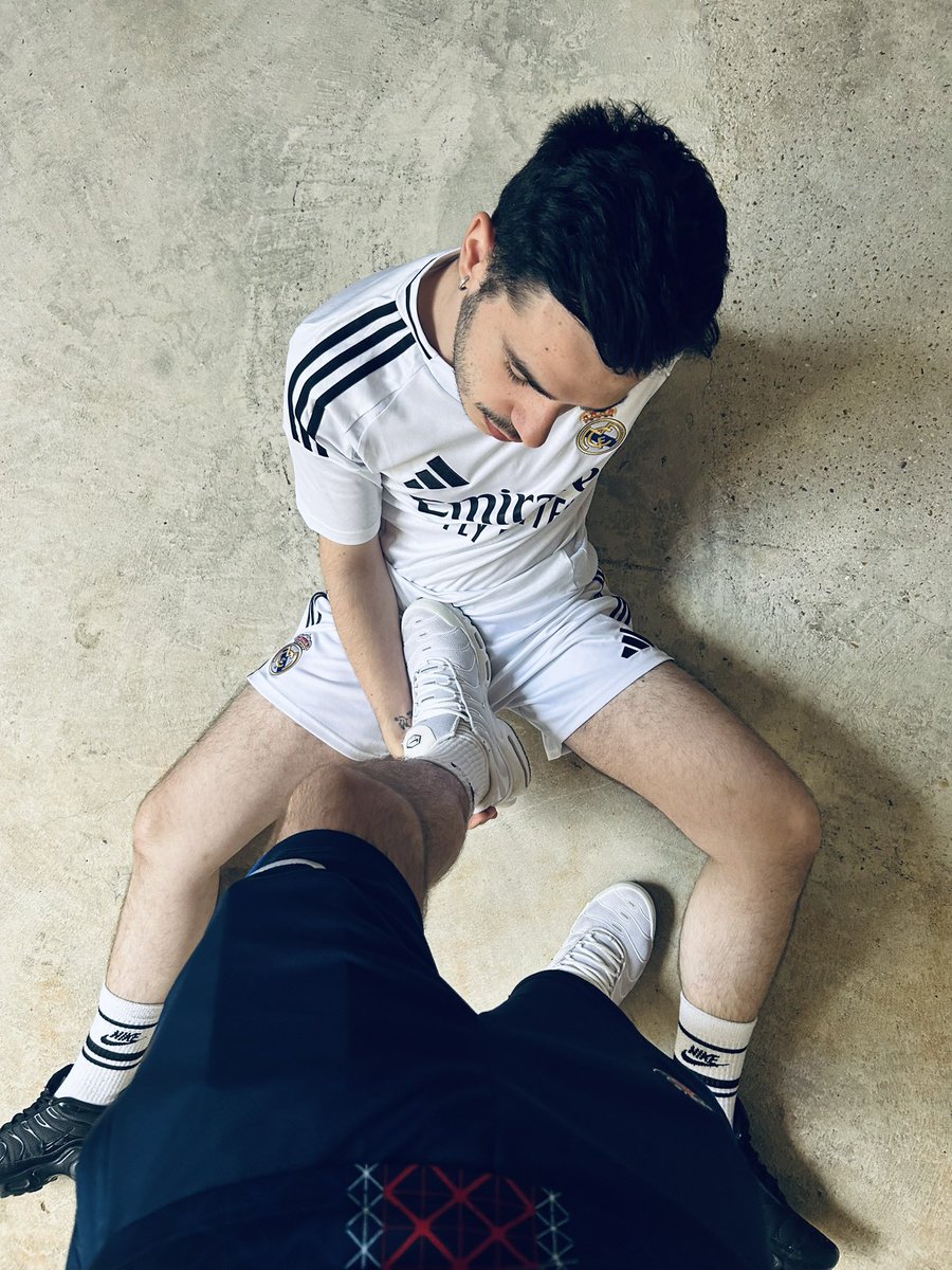 twink_kinky_'s tweet photo. Ces odeurs me rendent fou 🥵
@DomKiffeur 
Je t’attends pour me faire sniffer les tiennes 😈

#skate #fetish #socks #kiffeur #sub #master #tn https://t.co/cVFrTUaCLV