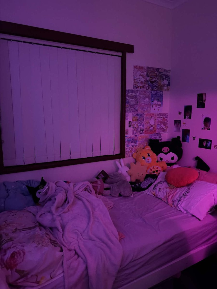 ewives's tweet photo. bedroom of a 20 year old woman https://t.co/eFyG6amx5k