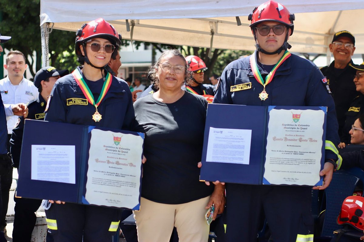BomberosYopal's tweet photo. Con orgullo felicitamos a nuestros 13 bomberos, integrantes del #USARCOL1, condecorados por la Alcaldía de Yopal con la Orden al Mérito Distinguido Juan Nepomuceno Moreno, en el grado de Gran Cruz. Un reconocimiento a su compromiso, valentía y vocación de servicio. https://t.co/yxmEcn9ZD2