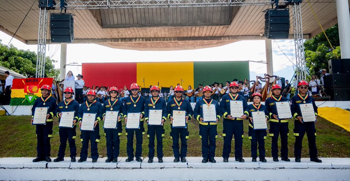 BomberosYopal's tweet photo. Con orgullo felicitamos a nuestros 13 bomberos, integrantes del #USARCOL1, condecorados por la Alcaldía de Yopal con la Orden al Mérito Distinguido Juan Nepomuceno Moreno, en el grado de Gran Cruz. Un reconocimiento a su compromiso, valentía y vocación de servicio. https://t.co/yxmEcn9ZD2