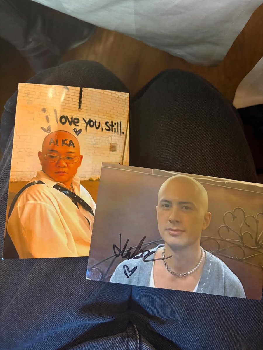 hudsonwupdates's tweet photo. Hudson Williams signed (bald?¿) pictures of Aika and himself for a fan in Paris today 😭

(via rivalryarchives) https://t.co/0XQfQUViXC