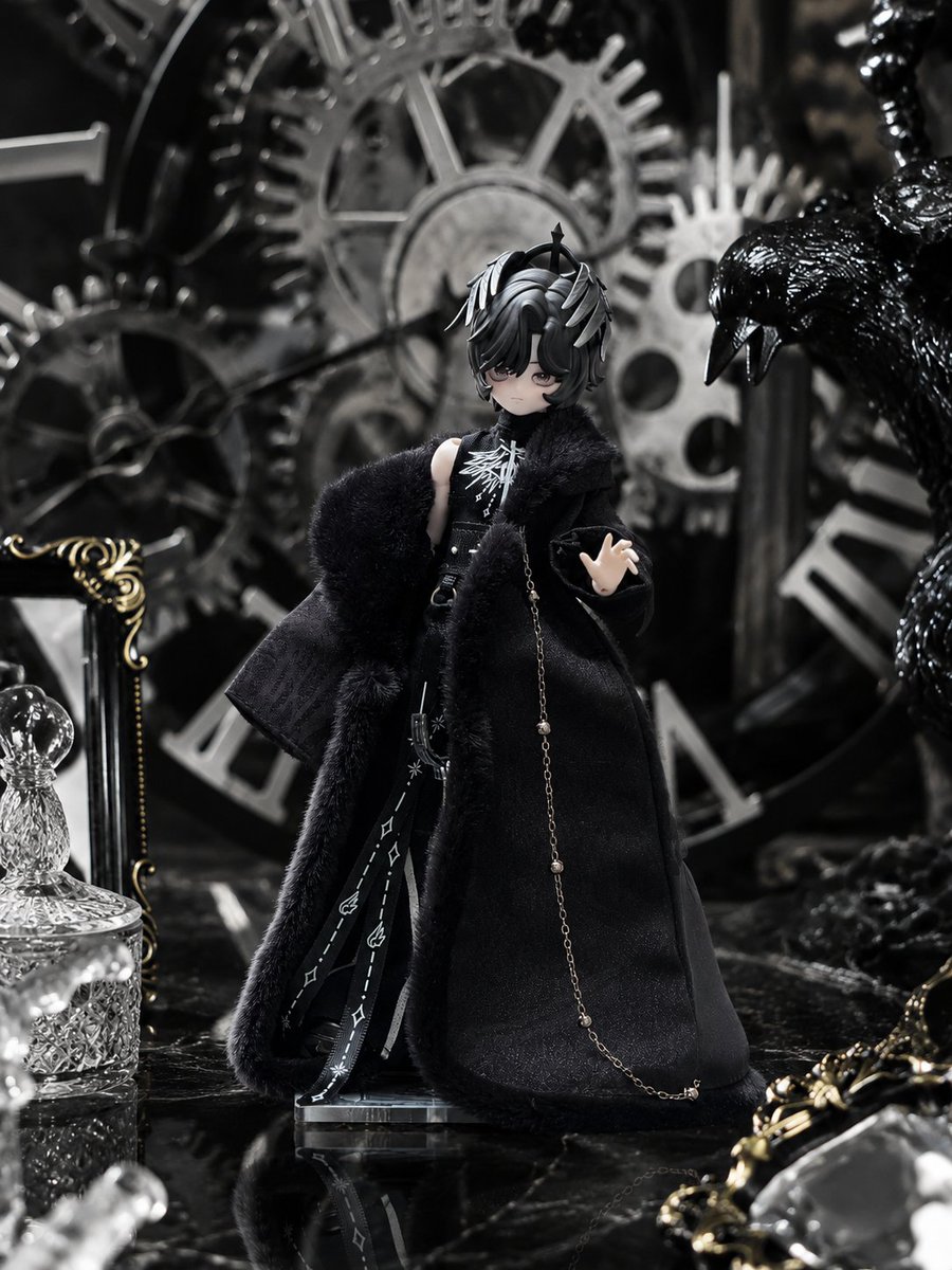 hermeow_shop's tweet photo. 📢🆕ブラインドドール新作速報🆕📢
Happy Engine社より、珍しい男性ドールの1/8スケールBJDブラインドドールシリーズ「 標準化時間 」をご紹介❣
今回登場のはシークレット種類の「玄判 / Judge」です。

すべての人の時間の目盛りを掌握する彼は、システムの欠陥そのものである。 世界全体が精密な時計になったとき、彼はあえて一秒だけ早く進む存在となる。

ラインナップは通常4種類+シークレット1種類です、高さ約18～21cm。

当店は正規代理店として近日予約販売予定です。 続報をお楽しみに✨

相関商品のツイート：
https://t.co/SjYqsVcQBr