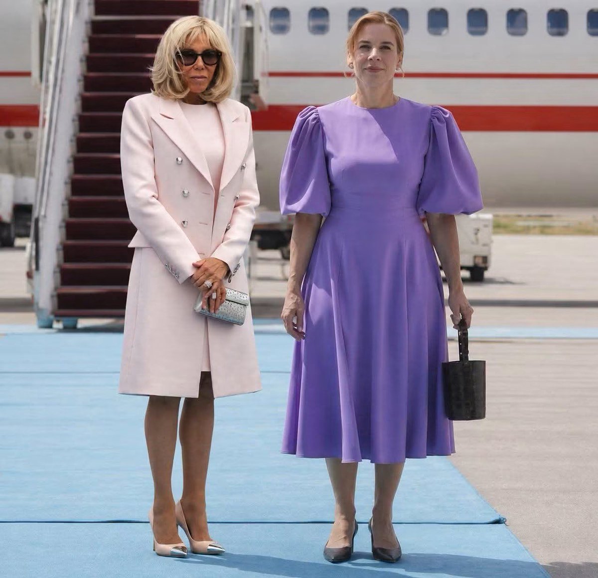 prostapolka's tweet photo. Kiedy stoisz obok pani Macron w lilowej sukience od Janachowskiej, którą ta opisała jako romantyczną propozycję na sezon letni, którą klientki „pokochały od pierwszego wejrzenia” i że jest zgodny z aktualnymi trendami, a życie zweryfikowało wyobrażenie o tych 100% poliesteru🤦‍♀️ https://t.co/wljioDJxvs