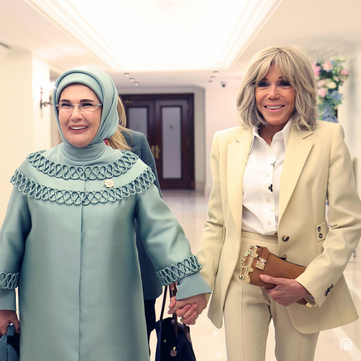 gagahaberyeni's tweet photo. Emine Erdoğan, Macron'un eşi Brigitte Macron ile el ele poz verdi. https://t.co/LjQoTLNVm8
